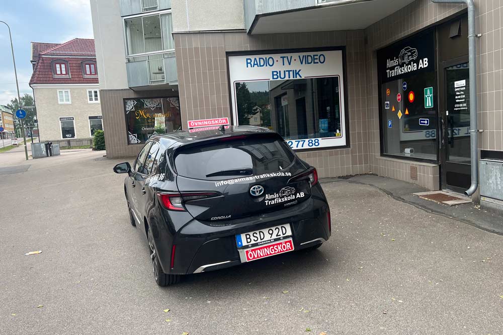 Bil med övningskörningsskylt