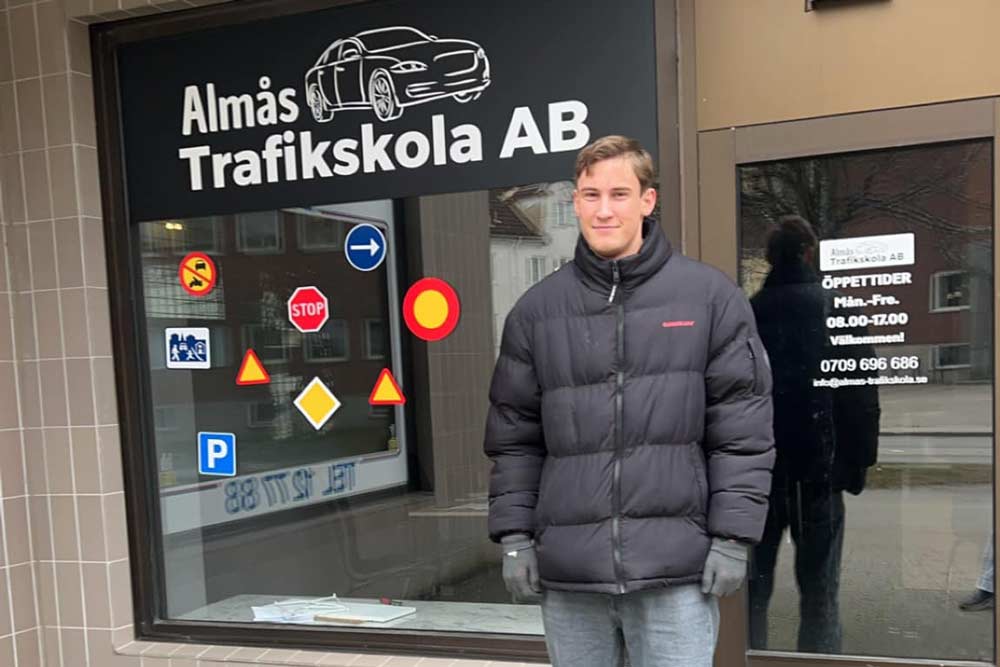 Daniel som står utanför körskolan